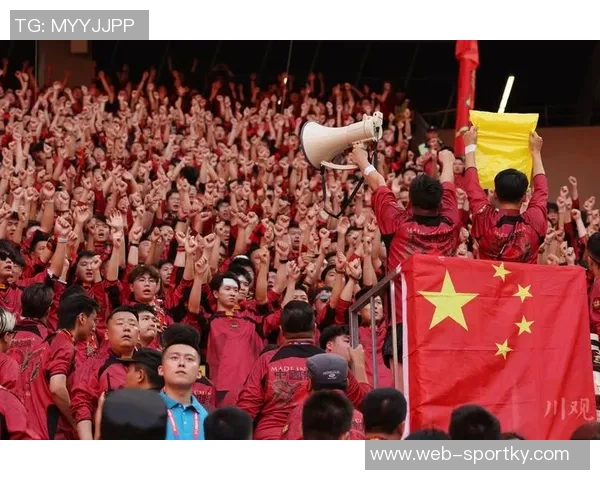 河南球迷热情高涨超21000人齐聚苏州助力足协杯决赛