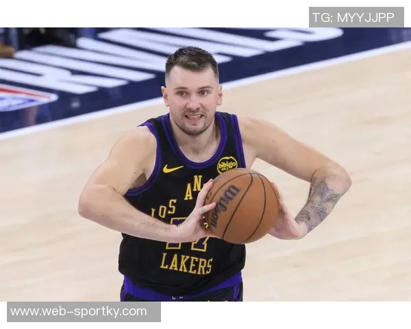 东契奇罚球失误引发球迷惊恐全场贡献33分11板8助3断表现依旧抢眼